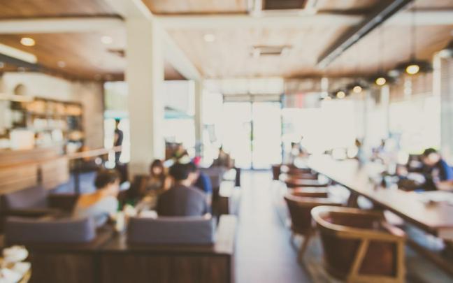 Un restaurante con varios comensales. Un restaurante con varios comensales.