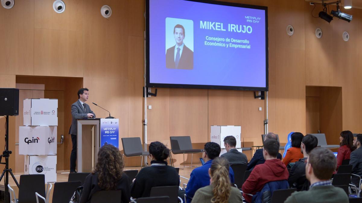 El consejero Irujo, durante la apertura del evento MetaPlay Iris Day.