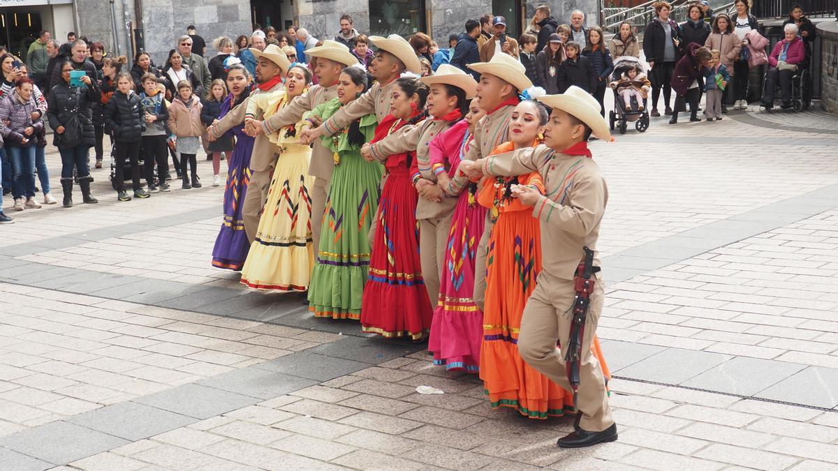 La plaza servirá de marco a diferentes manifestaciones culturales a lo largo de la tarde del viernes.