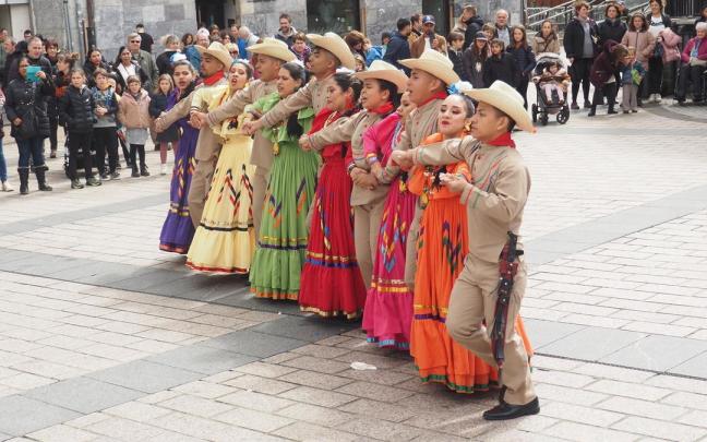 La plaza servirá de marco a diferentes manifestaciones culturales a lo largo de la tarde del viernes.