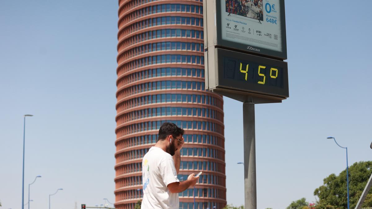 Un termómetro junto a la Torre Pelli de Sevilla marca 45 grados el pasado verano.