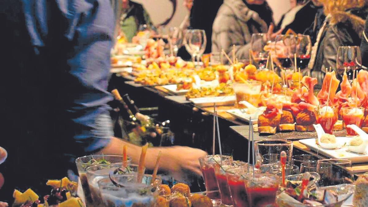 Los pintxos de la calle Laurel son un referente dentro y fuera de la ciudad, pero también en sus calles aledañas, como San Agustín y la San Juan, se degustan pequeñas delicias gastronómicas acompañadas de buen vino de Rioja.