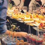 Una barra de bar llena de pintxos.