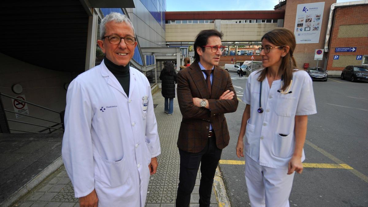 Los doctores Javier Pilar, Álex Crespo y Elvira Morteruelo.