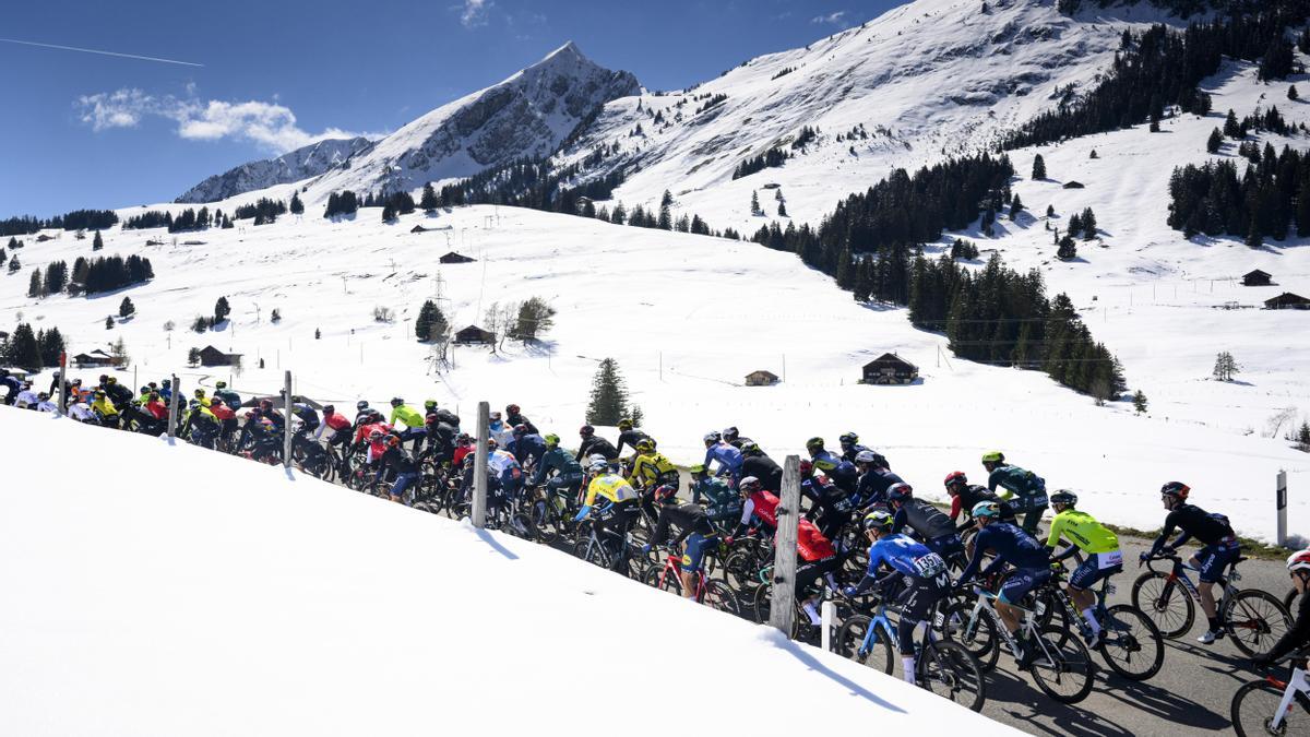Les Mosses, con el paso del pelotón del Tour de Romandía.