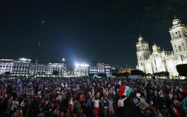 Seguidores de Claudia Sheinbaum celebran el resultado electoral. / EFE Seguidores de Claudia Sheinbaum celebran el resultado electoral.