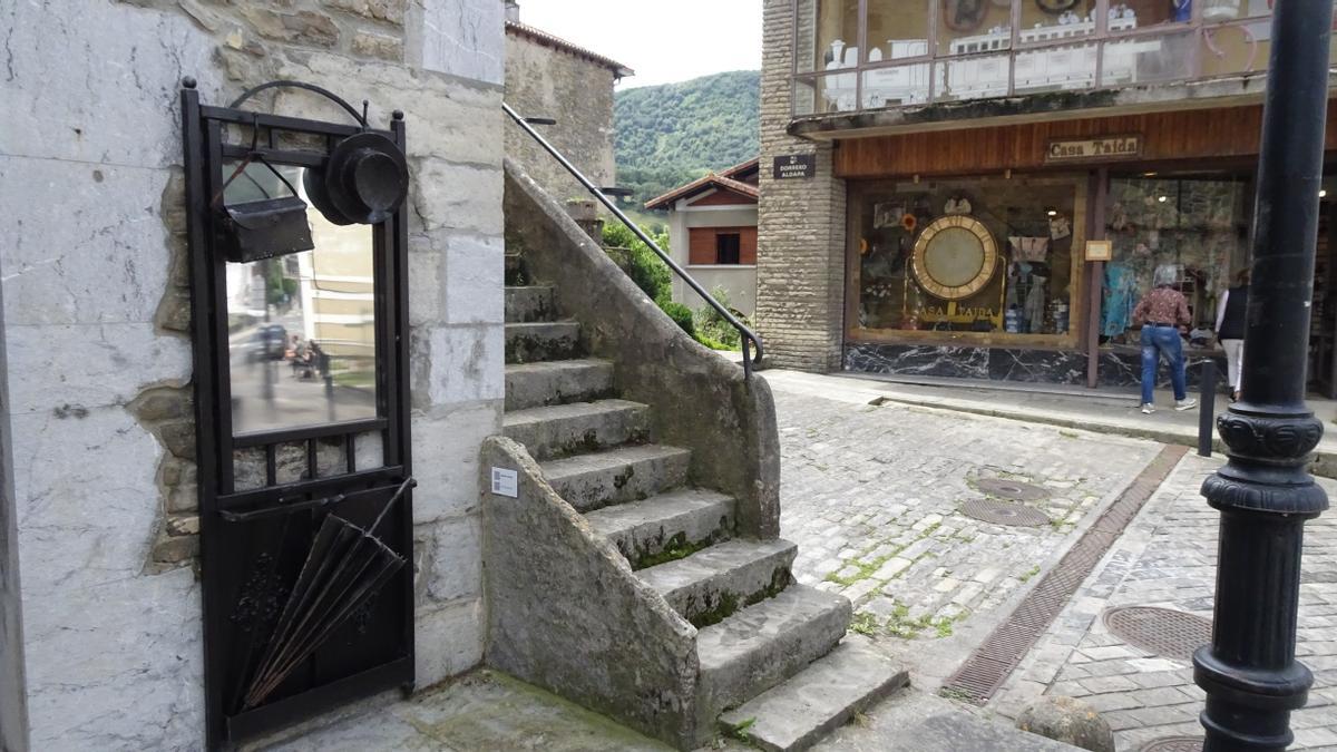 'El paragüero' es una instalación que forma partes de un recorrido por el casco medieval de Artziniega de diseño y creación popular, cada una con un significado muy concreto.