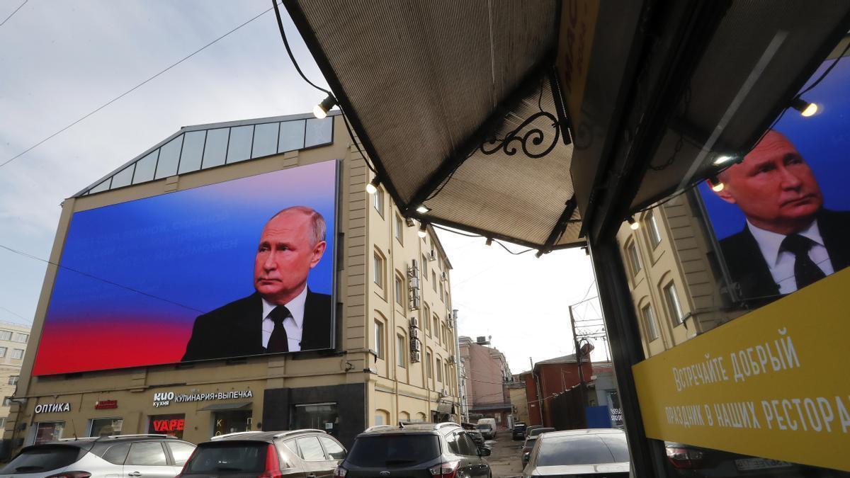 Carteles electorales de Vlamidir Putin en San Petersburgo.
