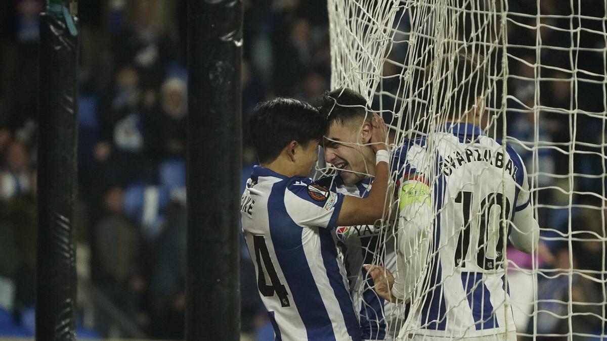 Kubo y Barrenetxea han marcado los dos goles de la Real ante el Ajax. / RUBEN PLAZA