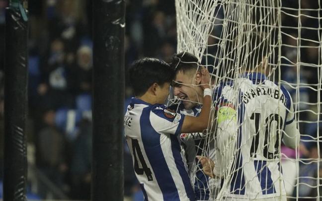 Kubo y Barrenetxea han marcado los dos goles de la Real ante el Ajax. / RUBEN PLAZA