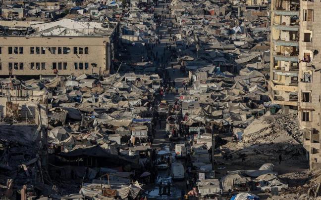 Tiendas de desplazados en la destruida Ciudad de Gaza.