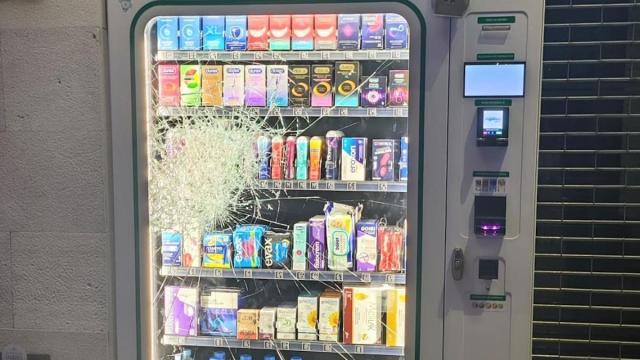 Máquina expendedora de una farmacia con el cristal roto.