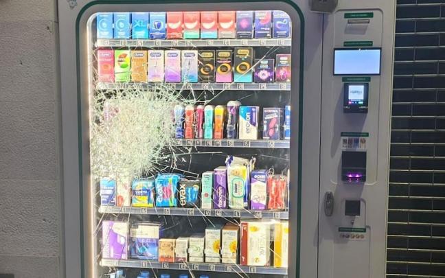 Máquina expendedora de una farmacia con el cristal roto.