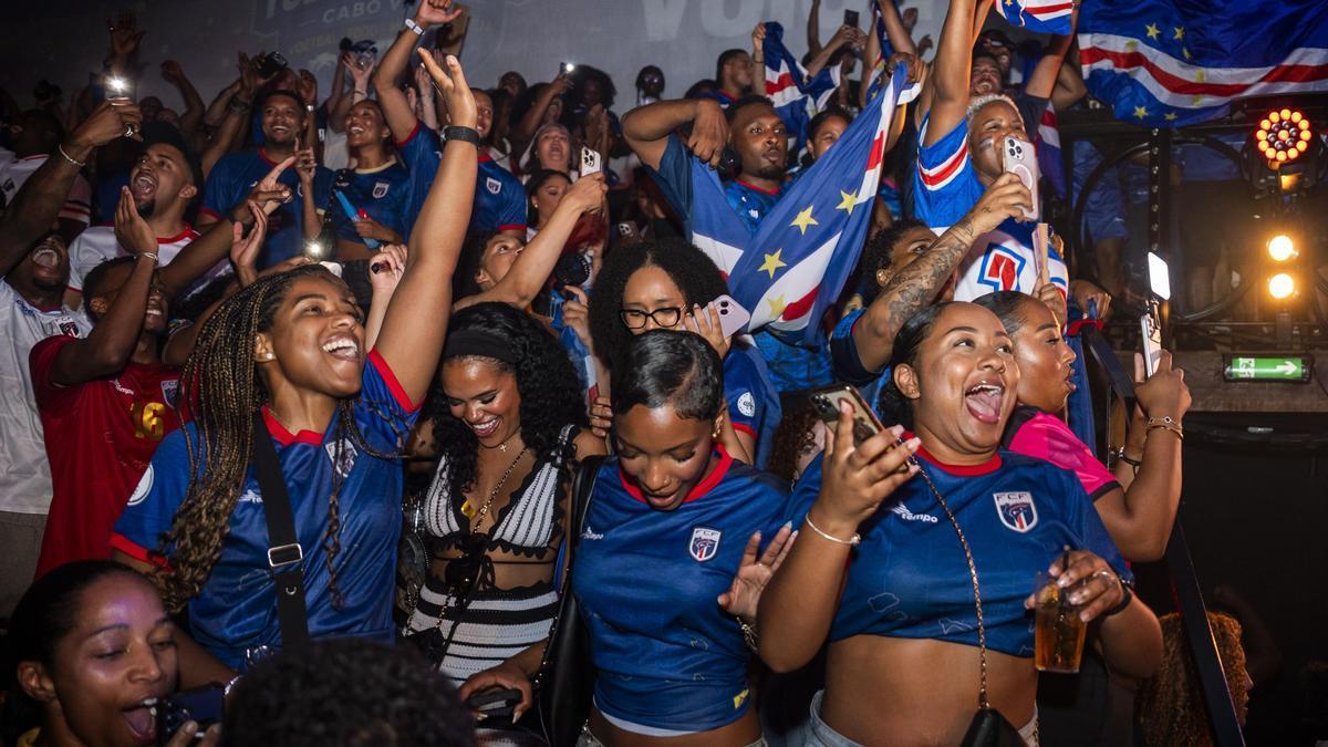 Aficionados de Cabo Verde celebran el histórico pase a dieciseisavos.