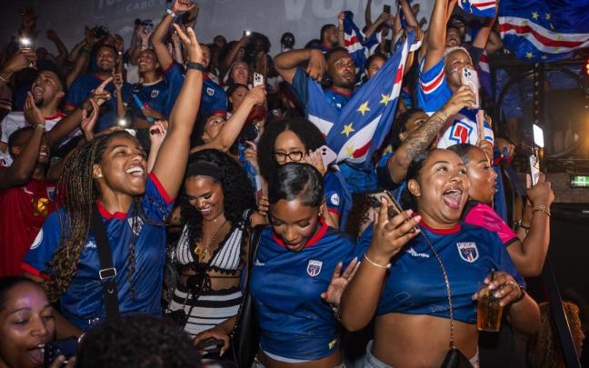 Aficionados de Cabo Verde celebran el histórico pase a dieciseisavos.