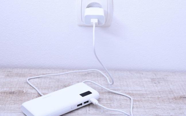 Un móvil, en plena carga enchufado al cargador.