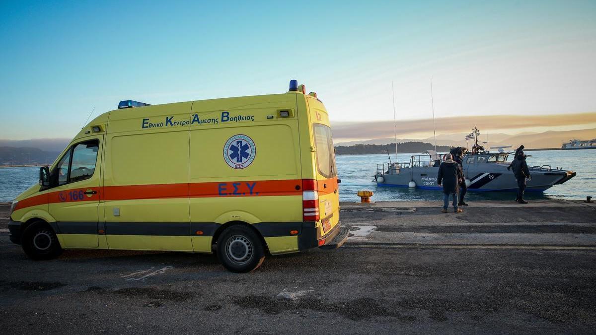 Una ambulancia en la costa de Grecia en una imagen de archivo.