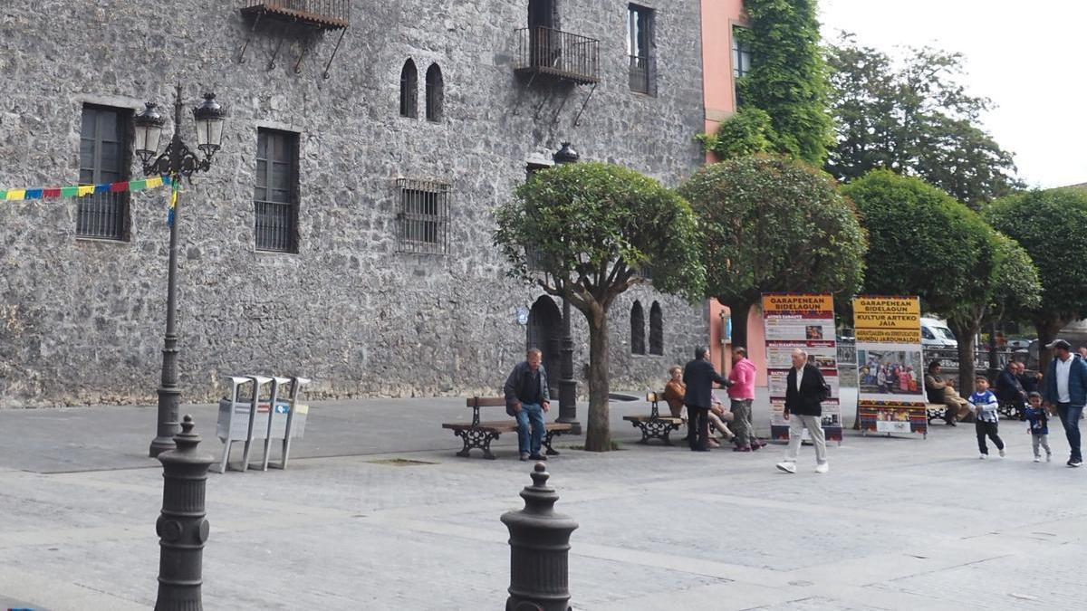 Un grupo de vecinos conversa a la sombra de los árboles que se van a empezar a retirar a partir del lunes.
