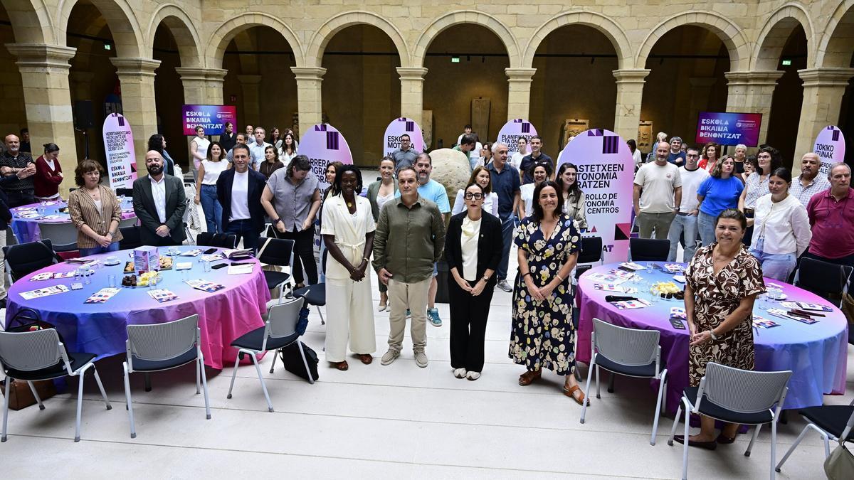 Foto de familia en el Euskal Museoa de la presentación de las conclusiones del proceso Eskola Bikaina Denontzat.