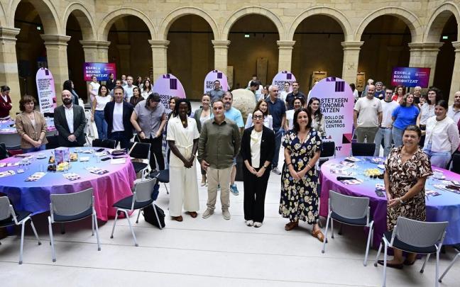 Foto de familia en el Euskal Museoa de la presentación de las conclusiones del proceso Eskola Bikaina Denontzat.