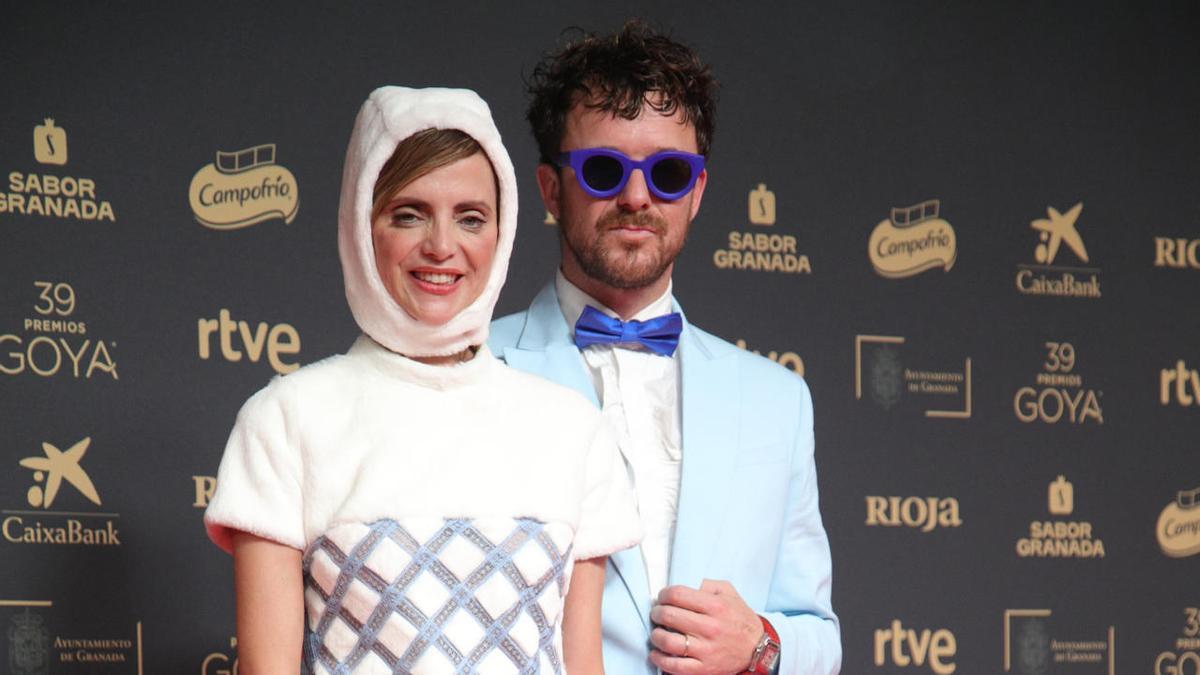 Macarena Gómez y su marido Aldo Comas en la alfrombra roja de los Goya 2025.