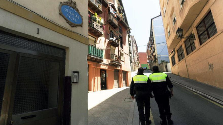 Imagen de archivo de dos agentes de la Policía Local de Bilbao patrullando a pie por la calle Ollerías.