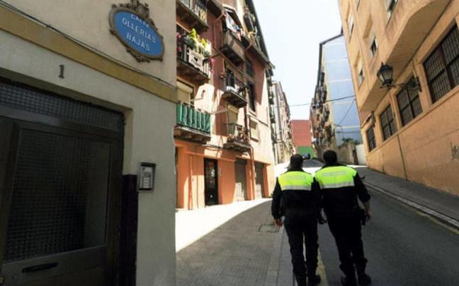 Imagen de archivo de dos agentes de la Policía Local de Bilbao patrullando a pie por la calle Ollerías. Imagen de archivo de dos agentes de la Policía Local de Bilbao patrullando a pie por la calle Ollerías.