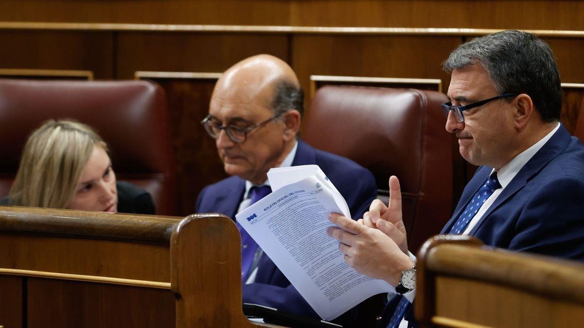 El portavoz del PNV en el Congreso Aitor Esteban, Mikel Legarda e Idoia Sagastizabal.