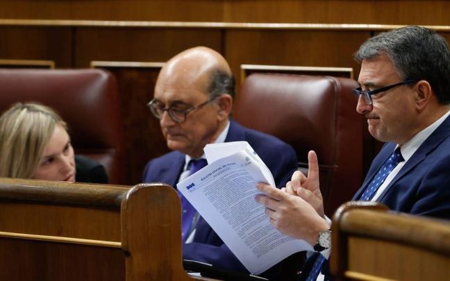 El portavoz del PNV en el Congreso Aitor Esteban, Mikel Legarda e Idoia Sagastizabal.