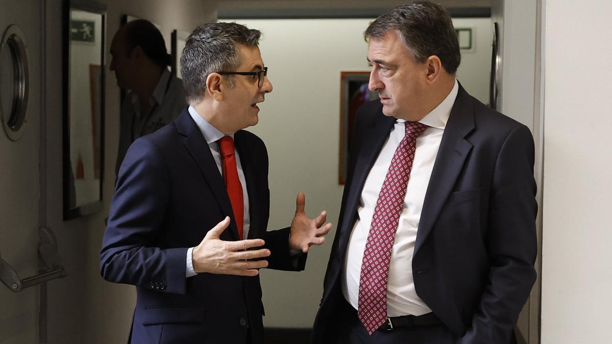 El ministro de la Presidencia, Justicia y Relaciones con las Cortes, Félix Bolaños, conversa con el portavoz del PNV en el Congreso, Aitor Esteban