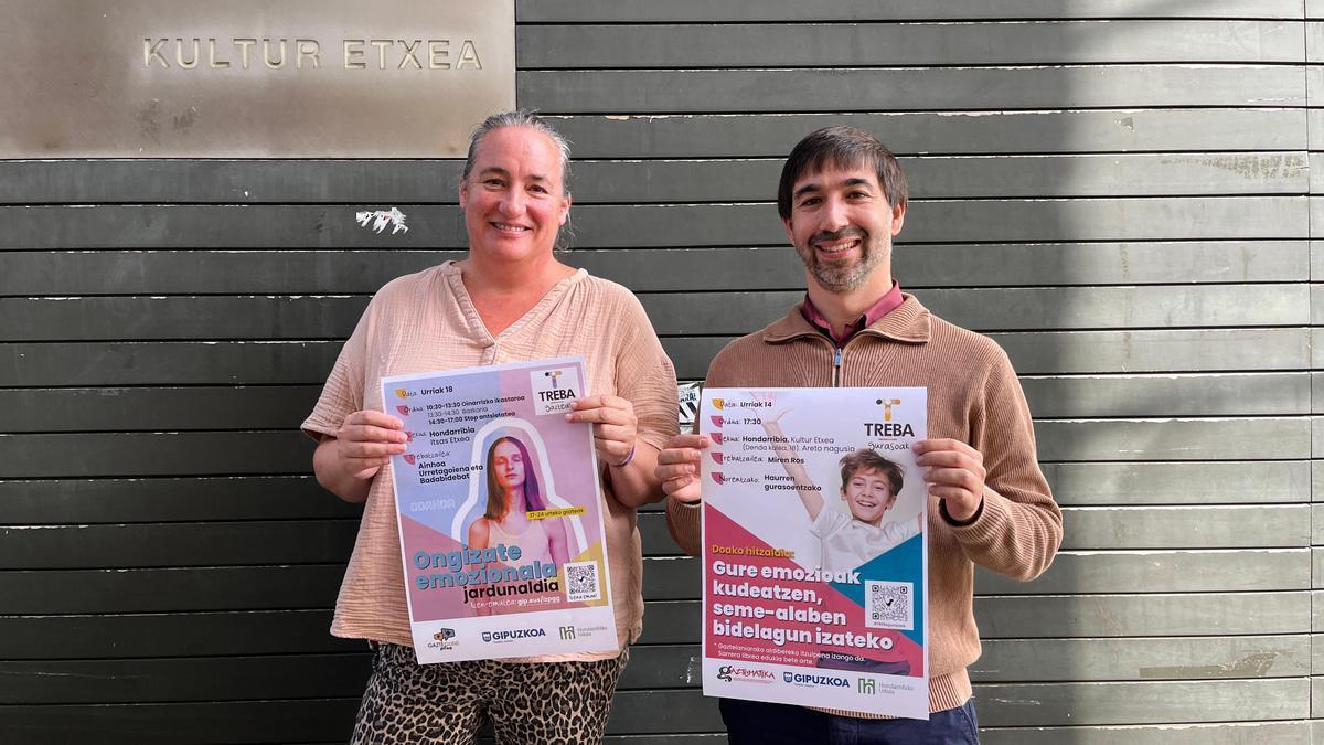 Lupe Queiruga Hondarribiko Gazteria eta Hezkuntzako zinegotzia eta Isaac Palencia Gipuzkoako Foru Aldundiko Gazteriako zuzendaria, gaur goizean Kultur Etxean.