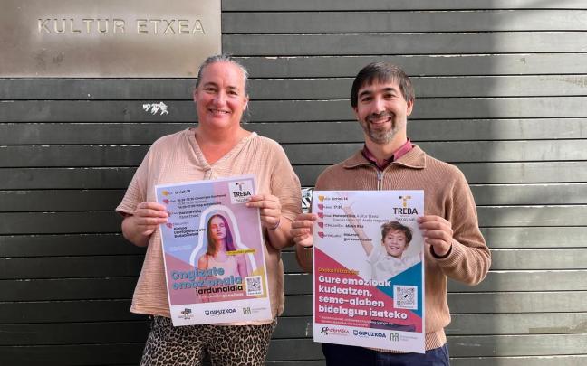 Lupe Queiruga Hondarribiko Gazteria eta Hezkuntzako zinegotzia eta Isaac Palencia Gipuzkoako Foru Aldundiko Gazteriako zuzendaria, gaur goizean Kultur Etxean.