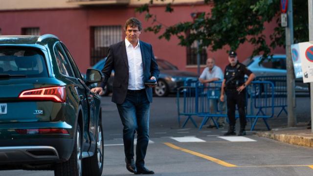 El hermano de Pedro Sánchez, David Sánchez, a su salida de la segunda jornada de un juicio en la Audiencia Provincial de Badajoz.