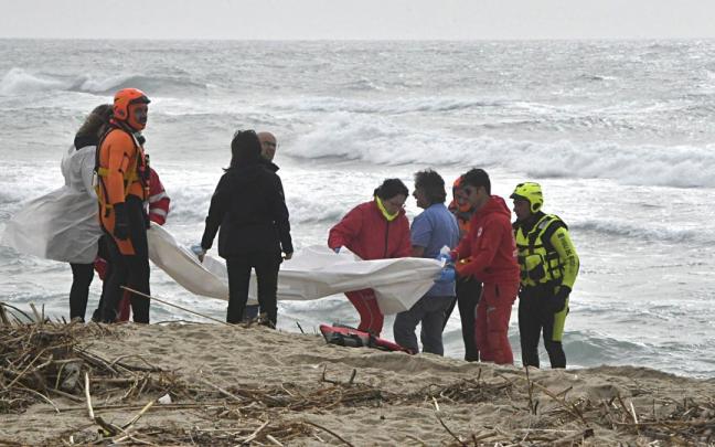 Los equipos de rescate trasladan el cuerpo de una de las v&iacute;ctimas del naufragio.