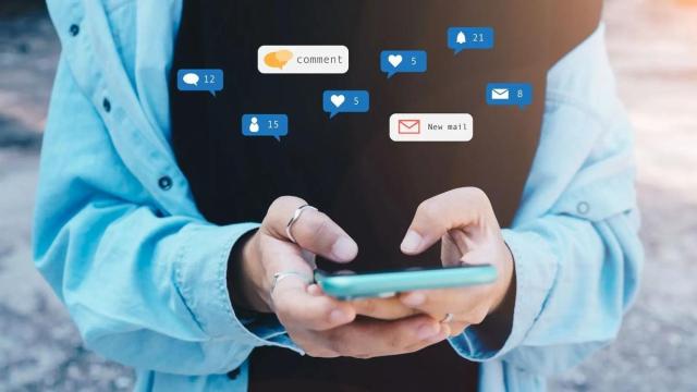 Una persona, móvil en mano, comunicándose a través de redes sociales. / R.O. Una persona, móvil en mano, comunicándose a través de redes sociales.