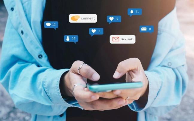 Una persona, móvil en mano, comunicándose a través de redes sociales. / R.O. Una persona, móvil en mano, comunicándose a través de redes sociales.