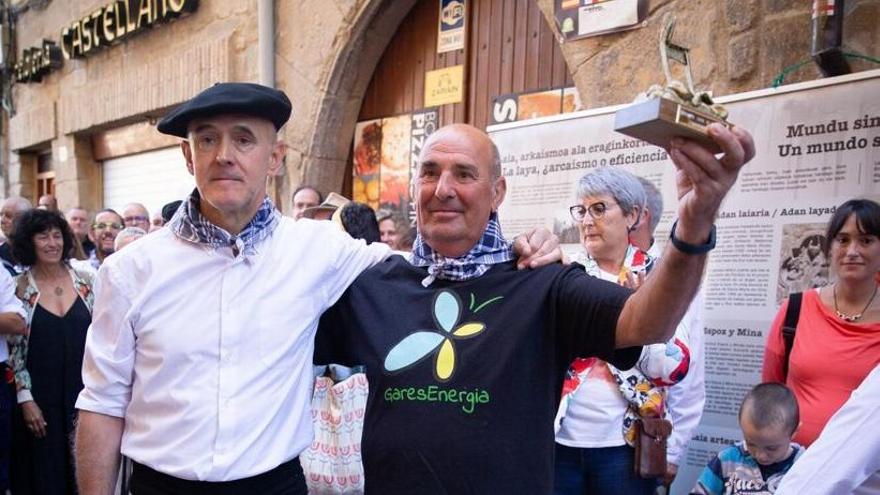 Carlos Urra (a la derecha), presidente de la asociación de Gares Energía, recibe la laya de oro en representación de todos sus compañeros.