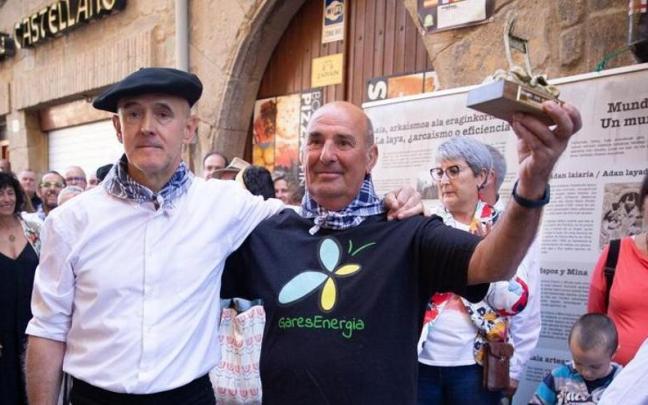 Carlos Urra (a la derecha), presidente de la asociación de Gares Energía, recibe la laya de oro en representación de todos sus compañeros. Carlos Urra (a la derecha), presidente de la asociación de Gares Energía, recibe la laya de oro en representación de todos sus compañeros.