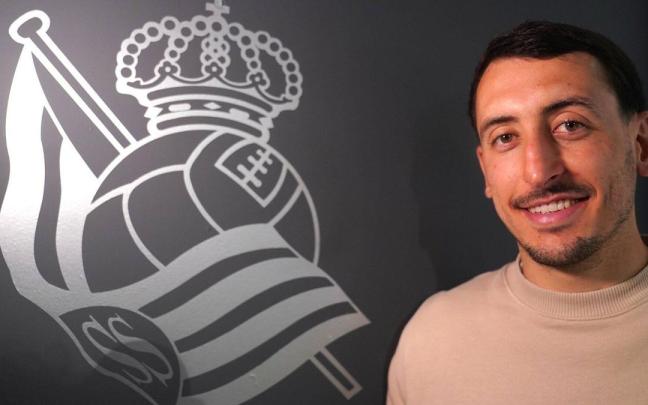 Mikel Oyarzabal posa delante del escudo txuri-urdin en Zubieta. / RUBEN PLAZA