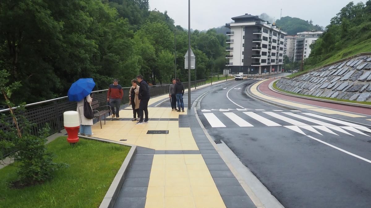 Responsables del Ayuntamiento de Azkoitia y de la dirección de las obras han cursado una visita al vial antes de su apertura al tráfico.