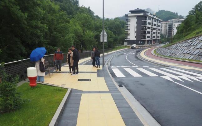 Responsables del Ayuntamiento de Azkoitia y de la dirección de las obras han cursado una visita al vial antes de su apertura al tráfico.
