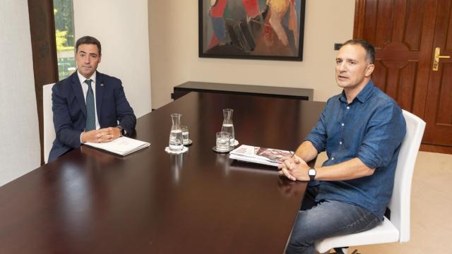 Pradales ayer junto al secretario general de ELA, Mitxel Lakuntza.