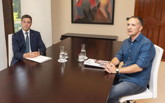Pradales ayer junto al secretario general de ELA, Mitxel Lakuntza.
