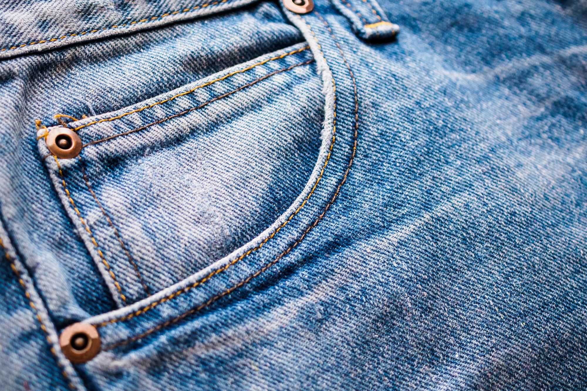 Bolsillo delantero de unos pantalones vaqueros