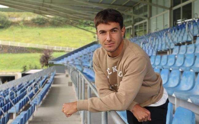 Martín Zubimendi, jugador de la Real Sociedad, posa en Zubieta. / IKER AZURMENDI