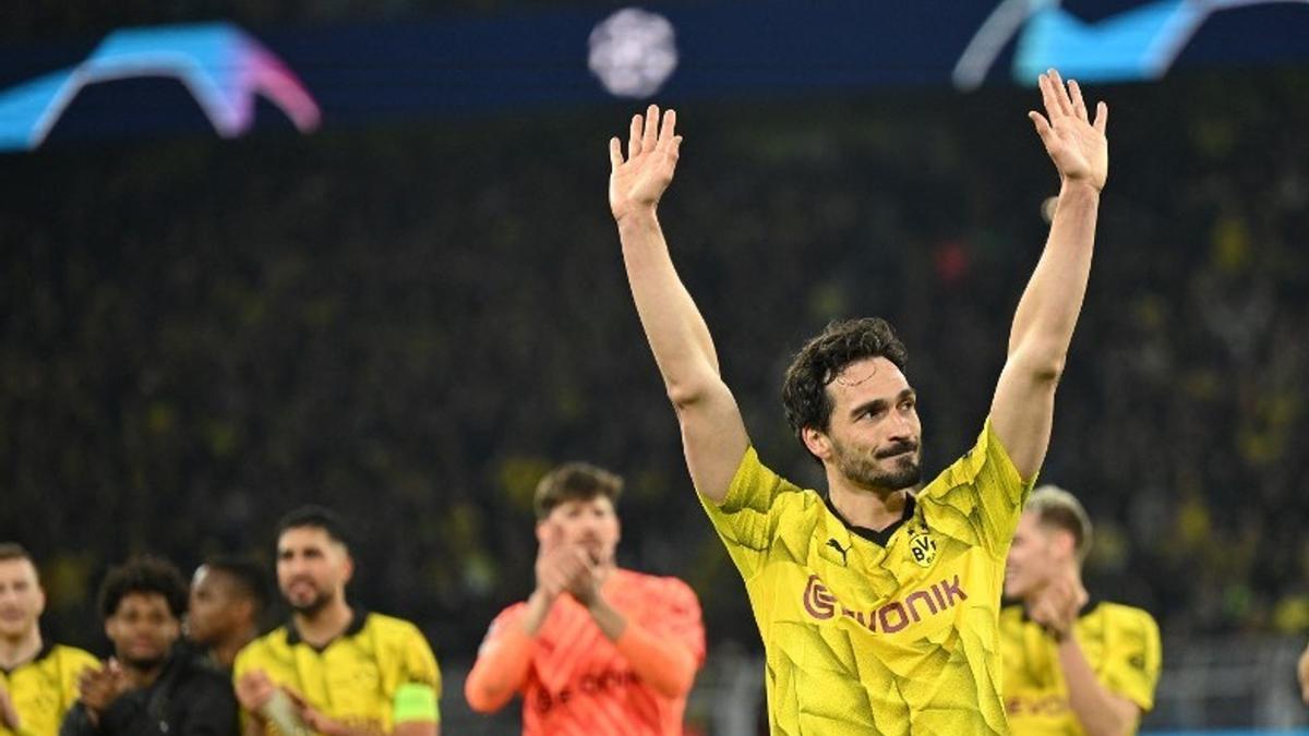 Mats Hummels saluda a la afición del Dortmund tras la final de la Champions League. / N.G.