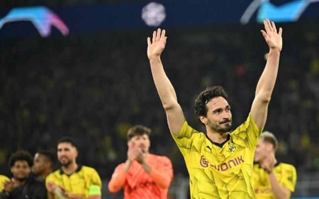 Mats Hummels saluda a la afición del Dortmund tras la final de la Champions League. / N.G.