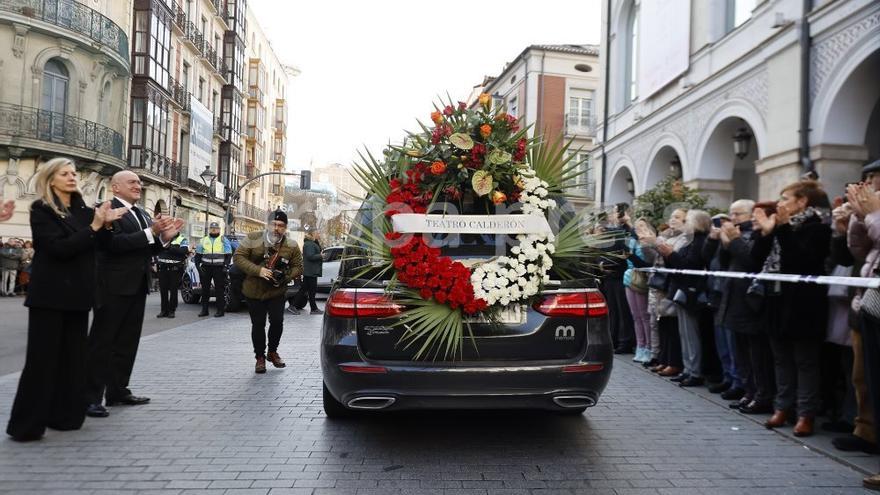 El coche fúnebre con los restos mortales de Concha Velasco, a su paso por el Teatro Calderón de Valladolid