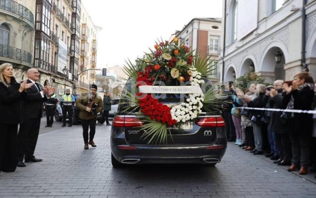 El coche fúnebre con los restos mortales de Concha Velasco, a su paso por el Teatro Calderón de Valladolid