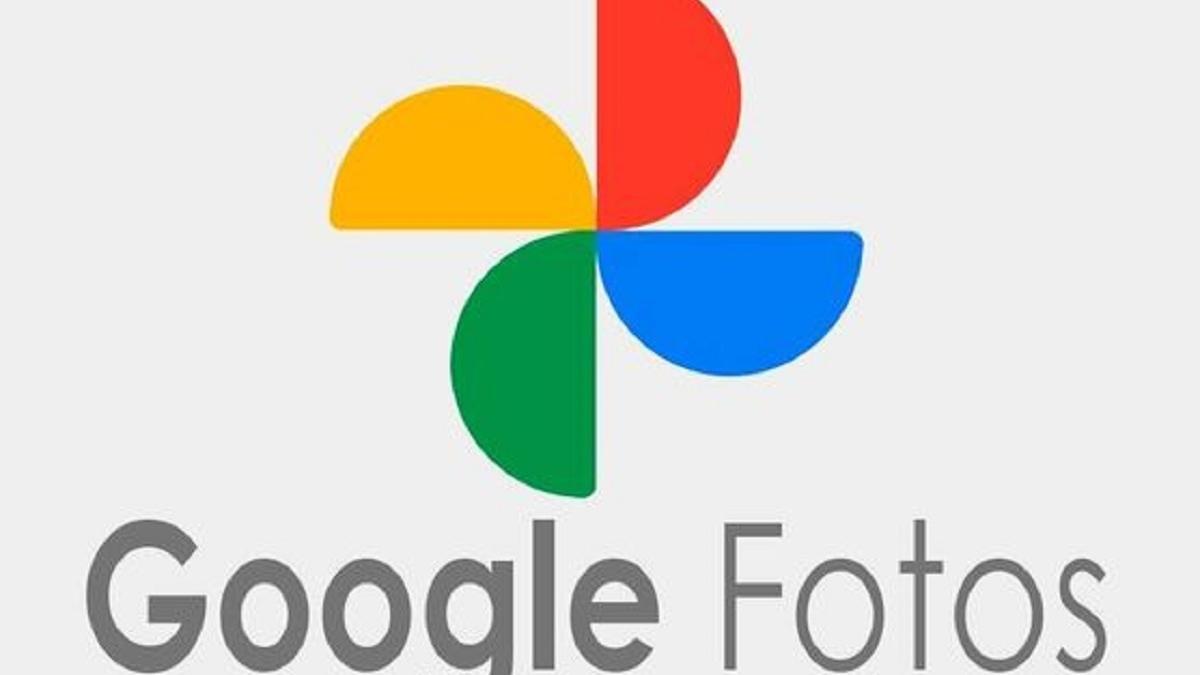 El logo tipo de Google Fotos, un servicio de almacenamiento de fotos y videos gratuito hasta un límite de espacio.